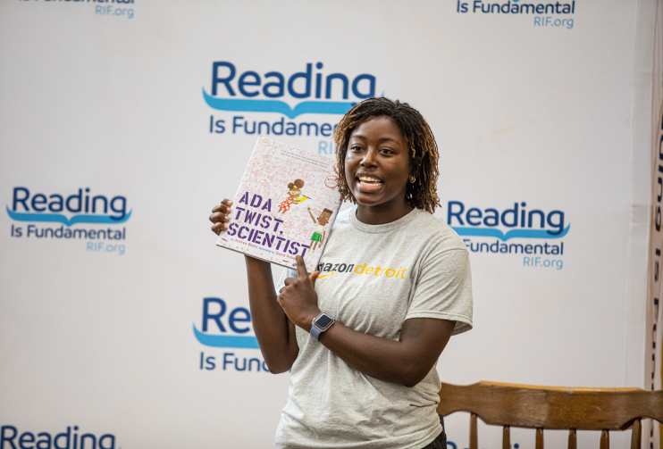 Volunteer read aloud Amazon and RIF event